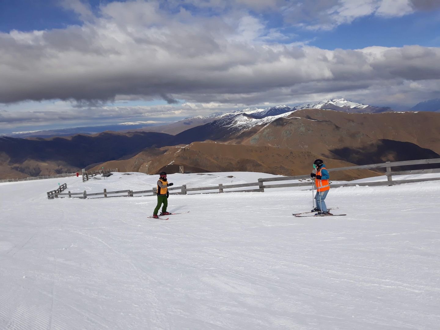 Two people skiing in Cardrona, Wanaka.